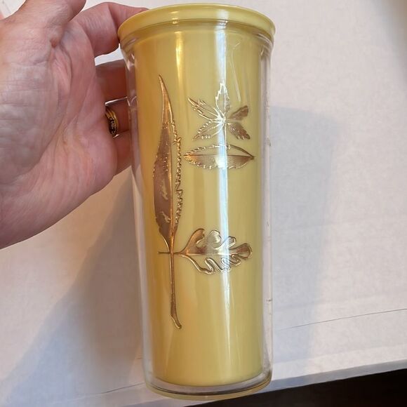 2 Vtg Mid Century plastic tumblers with gold leaf design - Picture 5 of 8